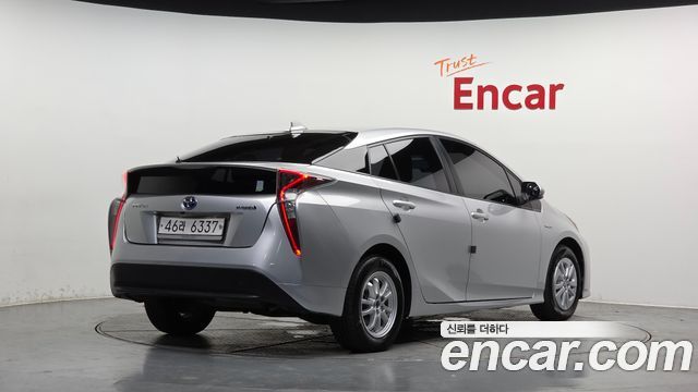 Toyota Prius (IV) 1.8 E 2017 — фото 2