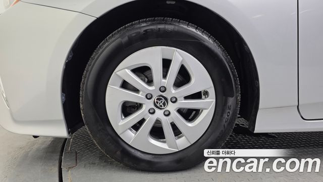 Toyota Prius (IV) 1.8 E 2017 — фото 5