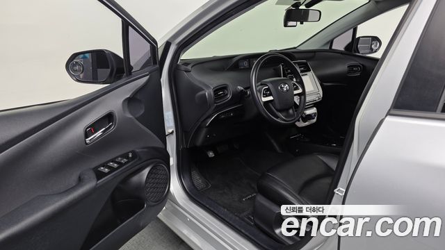 Toyota Prius (IV) 1.8 E 2017 — фото 10