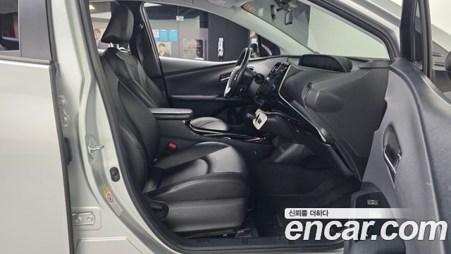 Toyota Prius (IV) 1.8 E 2017 — фото 11