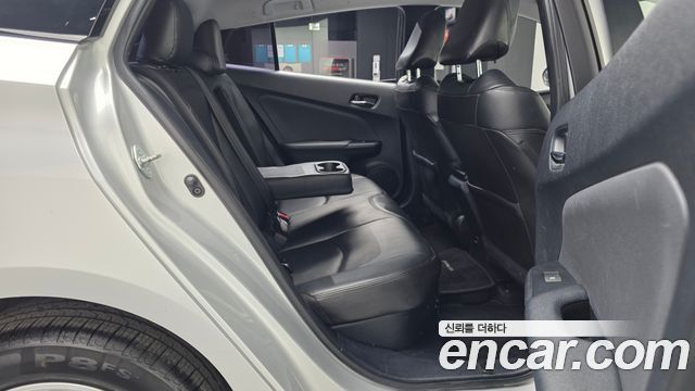 Toyota Prius (IV) 1.8 E 2017 — фото 12