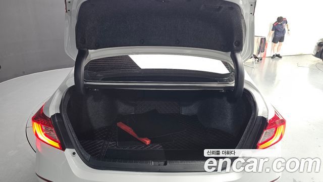 Honda Accord (X) 2.0 Hybrid Touring 2022 — фото 20