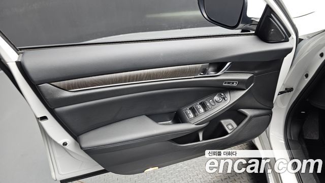 Honda Accord (X) 2.0 Hybrid Touring 2022 — фото 24