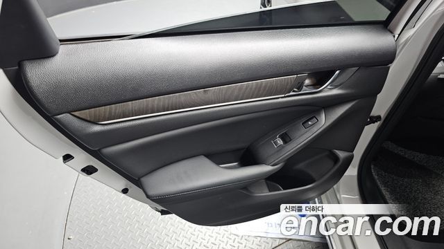 Honda Accord (X) 2.0 Hybrid Touring 2022 — фото 25