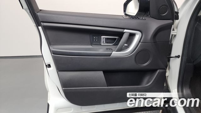 Land Rover Discovery Sport 2.0 TD4 HSE Luxury 2018 — фото 24