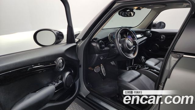 MINI Cooper 5-Door Classic Plus 3rd 2022 — фото 10