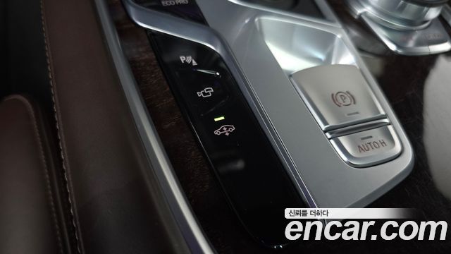 BMW 7 Series (G11) 750Li xDrive Design Pure Excellence Prestige 2020 — фото 16