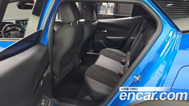 Peugeot e-2008 (II) EV GT 2023 — фото 12