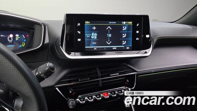 Peugeot e-2008 (II) EV GT 2023 — фото 13