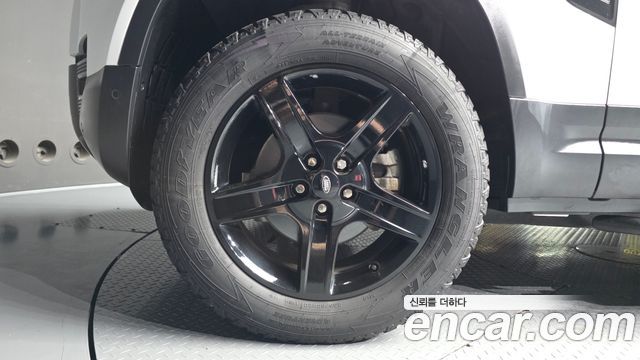 Land Rover Defender (L663) 110 D250 SE 2023 — фото 5