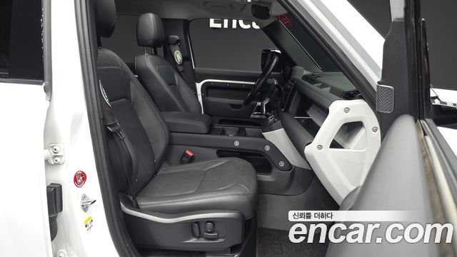 Land Rover Defender (L663) 110 D250 SE 2023 — фото 11