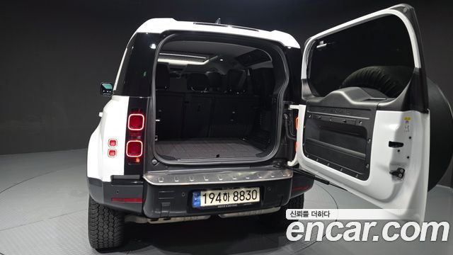 Land Rover Defender (L663) 110 D250 SE 2023 — фото 20