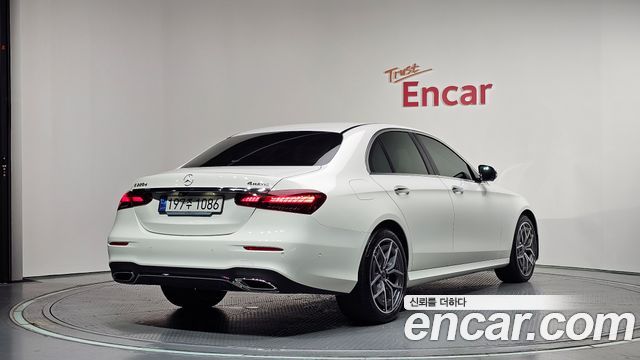 Mercedes-Benz E-Class (W213) E220d 4MATIC AMG Line 2023 — фото 2