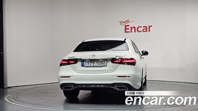 Mercedes-Benz E-Class (W213) E220d 4MATIC AMG Line 2023 — фото 4