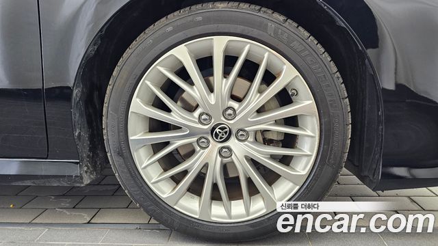 Toyota Camry (XV70) 2.5 XLE Hybrid 2018 — фото 21