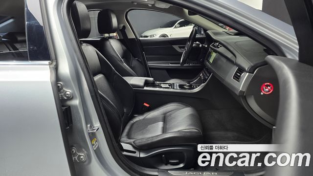Jaguar XF (X260) 20d Prestige AWD 2017 — фото 15