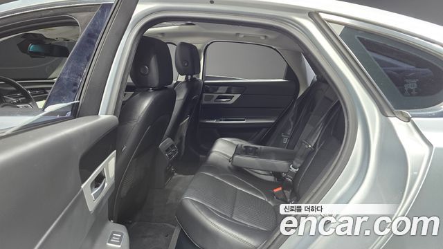 Jaguar XF (X260) 20d Prestige AWD 2017 — фото 16