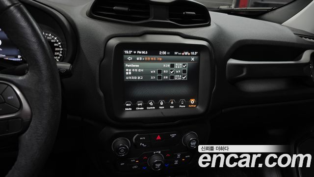 Jeep Renegade 2.4 Limited 2019 — фото 19