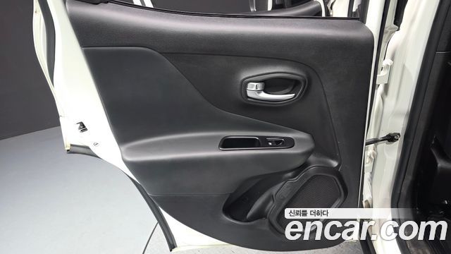 Jeep Renegade 2.4 Limited 2021 — фото 25