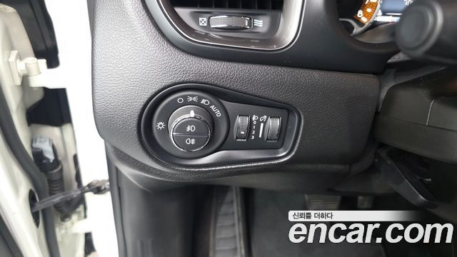 Jeep Renegade 2.4 Limited 2021 — фото 27
