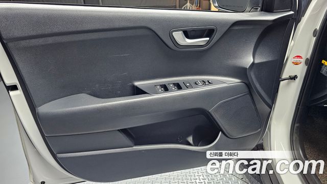 Kia Stonic 1.0 Turbo Trendy 2019 — фото 24
