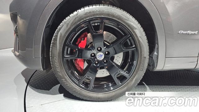 Maserati Levante 3.0 Diesel AWD GranSport 2019 — фото 5