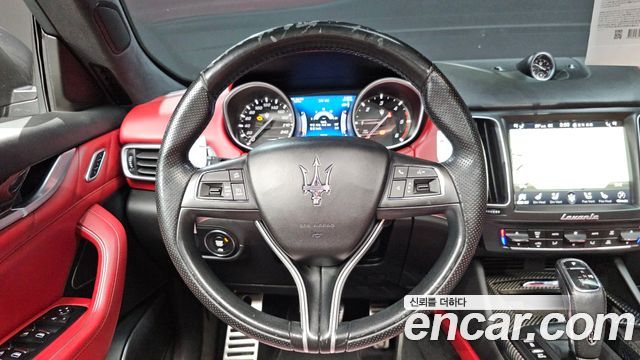 Maserati Levante 3.0 Diesel AWD GranSport 2019 — фото 13