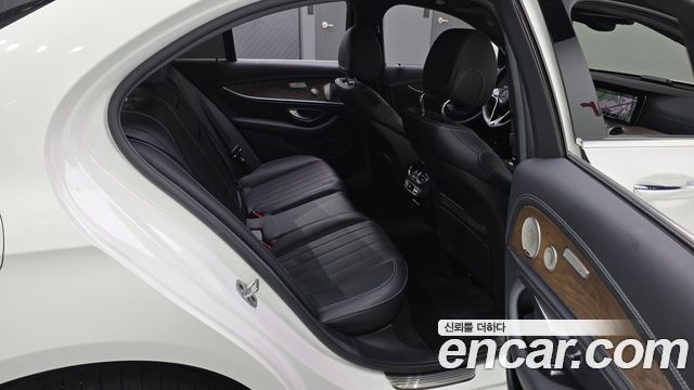 Mercedes-Benz E-Class (W213) E300e 4MATIC Exclusive 2023 — фото 11