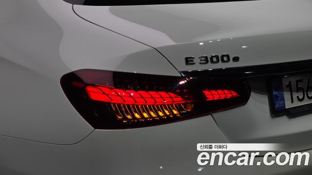Mercedes-Benz E-Class (W213) E300e 4MATIC Exclusive 2023 — фото 23