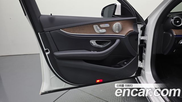 Mercedes-Benz E-Class (W213) E300e 4MATIC Exclusive 2023 — фото 24