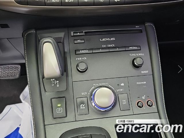 Lexus CT200h 1.8 Supreme ZWA10 2016 — фото 8