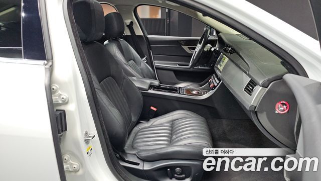 Jaguar XF (X260) 20d Portfolio AWD 2017 — фото 12