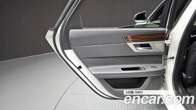 Jaguar XF (X260) 20d Portfolio AWD 2017 — фото 25