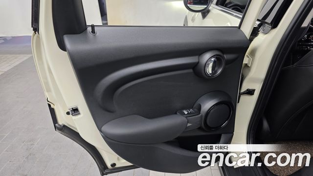 MINI Cooper 5Door Standard 3rd 2019 — фото 25