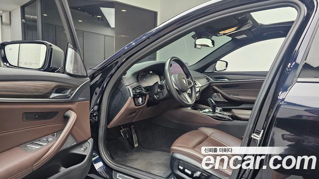BMW 5 Series (G30) M550i xDrive 2021 — фото 10