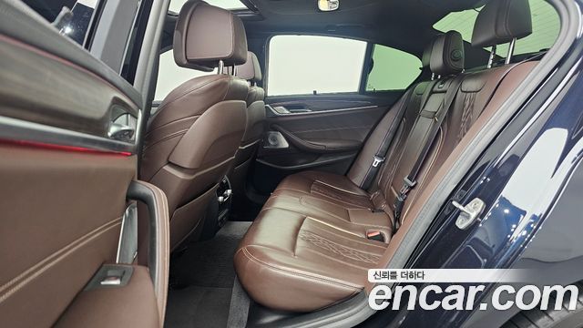 BMW 5 Series (G30) M550i xDrive 2021 — фото 12