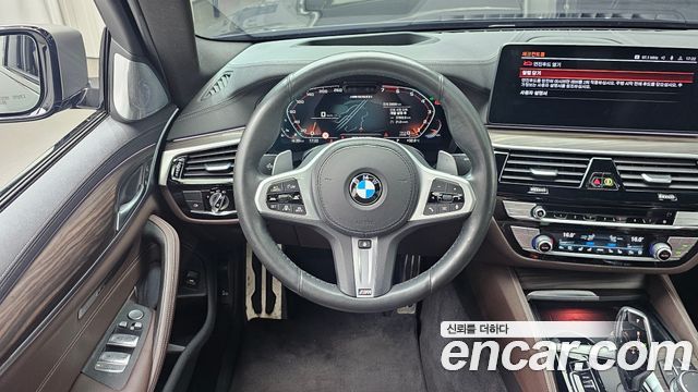 BMW 5 Series (G30) M550i xDrive 2021 — фото 13