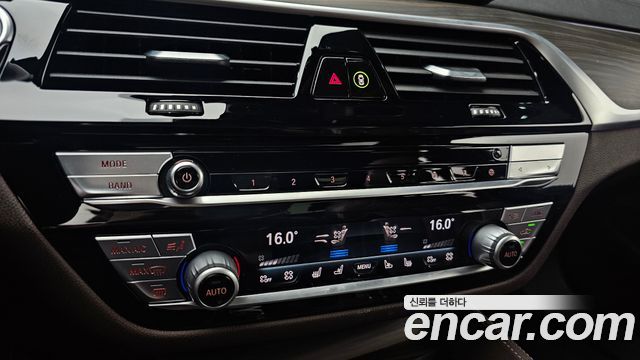 BMW 5 Series (G30) M550i xDrive 2021 — фото 18