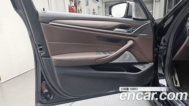 BMW 5 Series (G30) M550i xDrive 2021 — фото 24