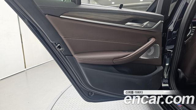 BMW 5 Series (G30) M550i xDrive 2021 — фото 25