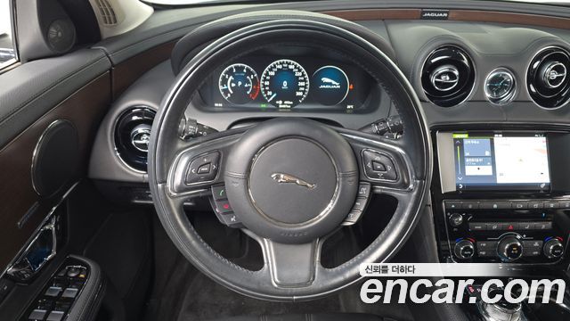 Jaguar XJ 2.0 Luxury SWB X351 2016 — фото 16