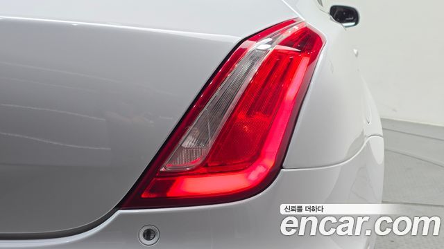 Jaguar XJ 2.0 Luxury SWB X351 2016 — фото 29