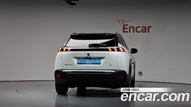 Peugeot e-2008 (II) EV GT 2023 — фото 4