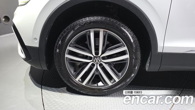 Volkswagen Tiguan Allspace 2.0 TSI Prestige 2023 — фото 5