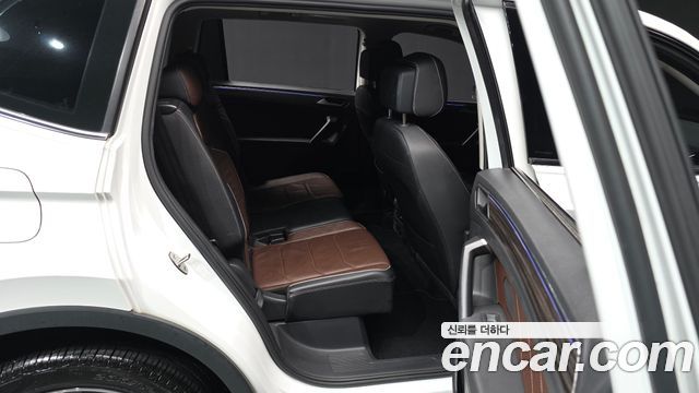 Volkswagen Tiguan Allspace 2.0 TSI Prestige 2023 — фото 12