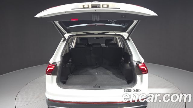 Volkswagen Tiguan Allspace 2.0 TSI Prestige 2023 — фото 20