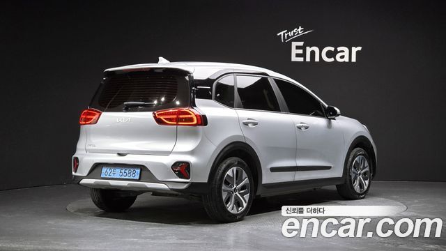 Kia Niro Plus Air 2023 — фото 2