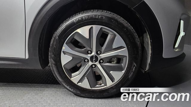 Kia Niro Plus Air 2023 — фото 5