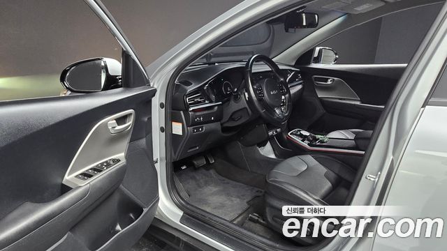 Kia Niro Plus Air 2023 — фото 10