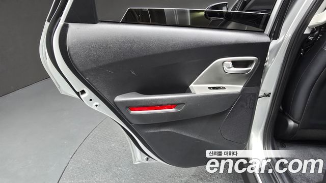 Kia Niro Plus Air 2023 — фото 25